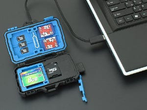 19枚のカードを収納できる、ケース兼用USB 3.0カードリーダー