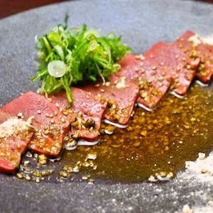 渋谷に"京都の希少食材と肉料理の専門店"が誕生--低温調理牛レバ刺しも提供