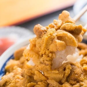 この食堂では誰もが笑顔に! 本州最北端で食べるべき激安・生ウニ丼を求めて