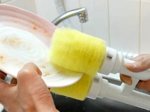 サンコー、2つのブラシがすばやく汚れを落とす食器洗い用電動ブラシ