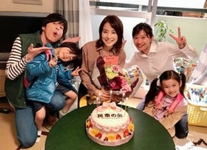 石田ゆり子、月9『民衆の敵』撮影現場で1日遅れのサプライズバースデー