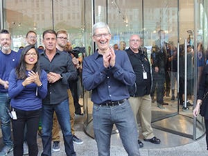 Apple、シカゴに新タウンスクエアをオープン、数千人でカウントダウン
