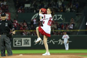 "福岡一の美少女"今田美桜、初始球式はノーバンならず「50点くらいです」