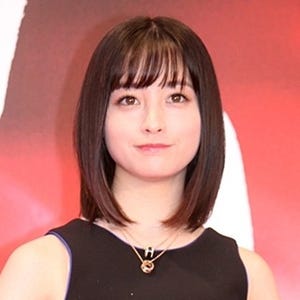 橋本環奈、エレガントな黒ドレスで魅了!「東京国際映画祭」開幕飾る