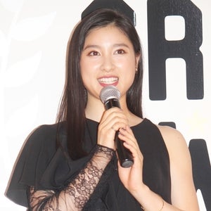 土屋太鳳、美脚あらわな黒ドレス姿で宣言「2018年は恋をする1年に」