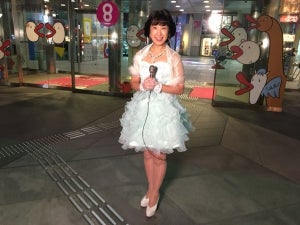 カンテレ入社30年･関純子アナ、社屋前で松田聖子コスプレ歌唱