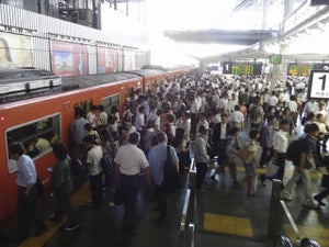 外国人が経験した日本の通勤ラッシュ -「酸素が足りない」「マナーが良い」