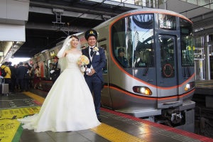 JR西日本「ブライダルトレイン」大阪環状線323系が結婚式会場に!