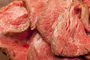 「原価ビストロBAN!」、毎月2～9日はローストビーフなど肉盛りを半額に!