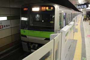都営新宿線本八幡駅ホームドア運用開始、列車接近表示器に工夫も