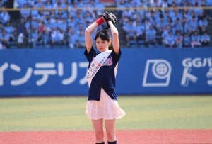 AKB48吉川七瀬、念願の始球式に感激! 鈴木拓「感動で泣いてた」