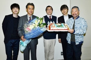 渡部篤郎、『シグナル』撮影のサプライズ誕生日に強面崩れて笑顔
