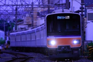 東武鉄道「TJライナー」10周年記念企画、座席生地付き記念乗車券も