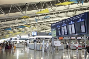 大阪北部地震、伊丹の欠航が82便に--関空の遅延は国際線出発便で最大3時間