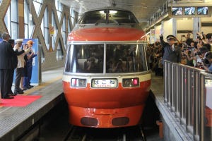小田急ロマンスカーLSE(7000形)定期運行終了 - 新宿駅で記念式典
