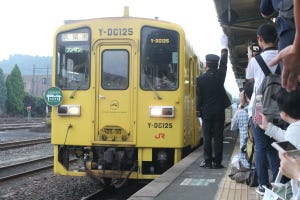 JR久大本線全線復旧「つながる」ヘッドマーク列車が日田駅を発車
