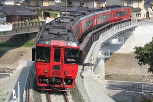 JR久大本線が全線運転再開、復旧後の花月川橋りょうを列車行き交う