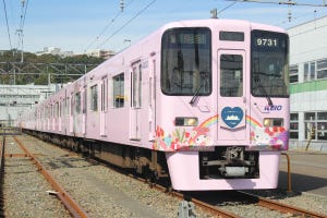 京王電鉄9000系、サンリオのフルラッピングトレイン公開! 写真52枚