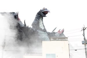 東映の怪獣特撮『ギャラス』予告編公開、ギャラスが街を破壊する大迫力シーンも