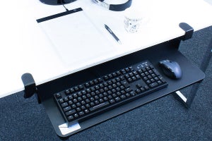 上海問屋、机の天板に取り付けられるキーボードトレイ