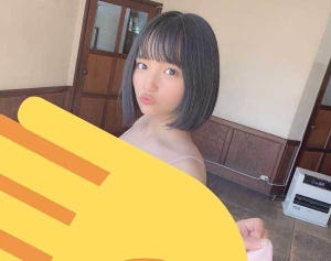 AKB48の矢作萌夏、”肩紐”チラ見えのオフショット公開に「その手をどけて」