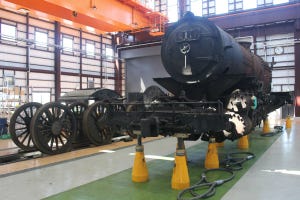 東武鉄道、蒸気機関車C11形の復元作業進む - 車輪抜きの様子を公開