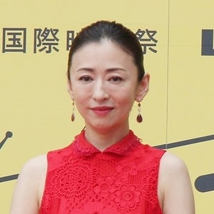 松雪泰子、赤い肩出しドレスでオーラ放つ! 沖縄国際映画祭レッドカーペット