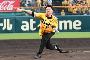 間宮祥太朗、始球式で芸能人新記録139キロ　球場中がどよめき