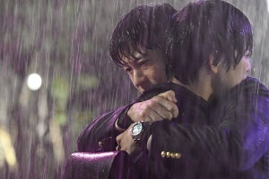 田中圭、千葉雄大を雨の中抱きしめ…『おっさんずラブ』写真公開