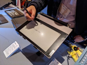 米レノボ、閉じると手書きE-InkパッドになるノートPC「ThinkBook Plus」 - CES 2020