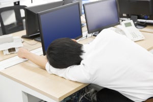 睡眠不足が及ぼす体への影響や注意すべき症状を医師が解説