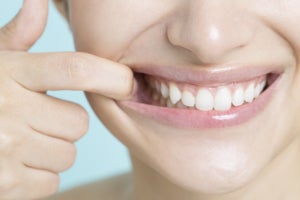 歯並びが急に悪くなる原因と対処法を専門医が解説