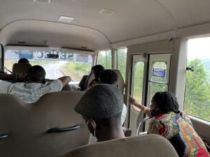 【すごい】見知らぬおばちゃんが「あの草摘んできて!」ルワンダのバスで起きた驚きの出来事に「すばらしいな、全員」「素敵なお話」とツイッター大絶賛