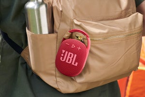 JBL、防塵防水対応になったカラビナ付きスピーカー「CLIP4」