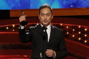 渡辺謙、最優秀助演男優賞でブロンズ掲げ「福島のみなさん! 獲りました」