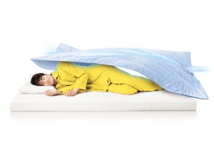 送風で熱と湿気を追い出すファン付き寝具「快眠寝具SOYO 風ふとん」