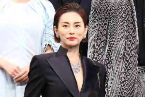 米倉涼子、胸元ざっくり衣装で魅了　『新聞記者』で新境地「新しい姿を…」
