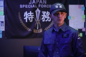 山田涼介、特務隊の制服でニヤリ…大怪獣の死体を前に「爆発したら国家崩壊」