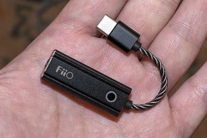 FiiO、USB-C/Lightning接続の軽量スティック型ポタアン「KA1」