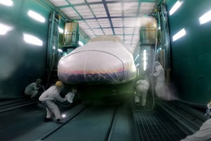 JR東日本「200系カラーのE2系新幹線」の塗装動画を公開、ネット「そこ手作業なのか…」
