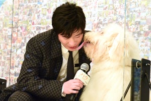 田中圭、天才俳優犬の言葉を通訳!? 顔を舐められながらも「幸せでした!」