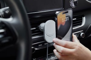 iPhoneを車内で15W充電できる、MagSafe車載充電器 - ベルキン