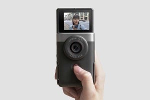 キヤノン、新趣向の縦型Vlogカメラ「PowerShot V10」　スタンド内蔵で三脚いらず
