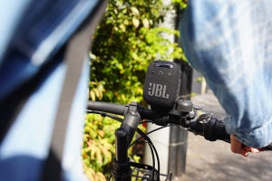 JBL、自転車・バイクハンドルに装着できるポータブルスピーカー「WIND 3」