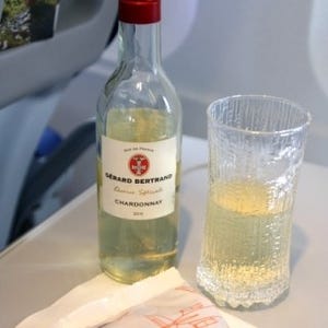 航空トリビア 第14回 地上と機内では異なる味覚、繊細な味わいのワインはどう選ぶ?