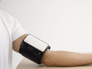 モノのデザイン 第21回 デザインも使い勝手も「シームレス」な血圧計を目指して - オムロン「上腕式血圧計 HEM-7600T」