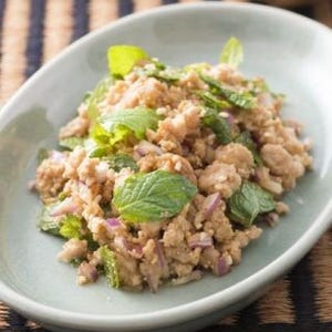 簡単! 夏の辛ウマエスニックレシピ 第4回 米のプチプチ食感が楽しいミント入りサラダ「ラープガイ」
