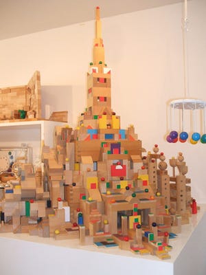 子どもが夢中で学ぶ!　年齢別で見る積木の遊び方 第3回 三角や円柱の積木も使ってお城を作る - 2歳半からの積木の世界