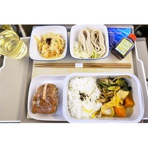 機内食図鑑 第16回 人形焼きにヤクルトも! 日本を感じるガルーダ・インドネシア航空のおもてなし