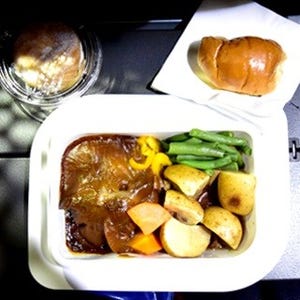 機内食図鑑 第17回 オージービーフを噛みしめる! カンタス航空の機内食は豪伝統のビールと共に